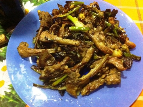 Costillas de cabrito con ajetes.