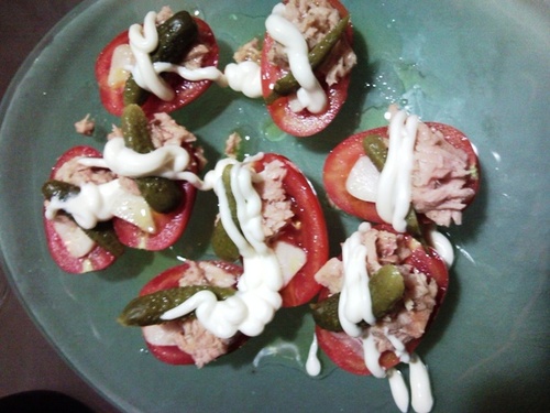 Tomatitos con ventresca de atún, pepinillos y alioli.
