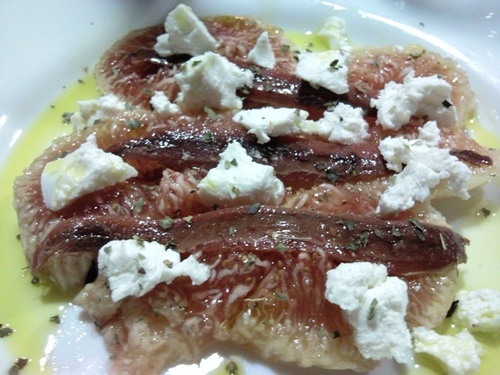 Ahora que ya empiezan, ensalada de brevas con queso de cabra, anchoas y orégano.