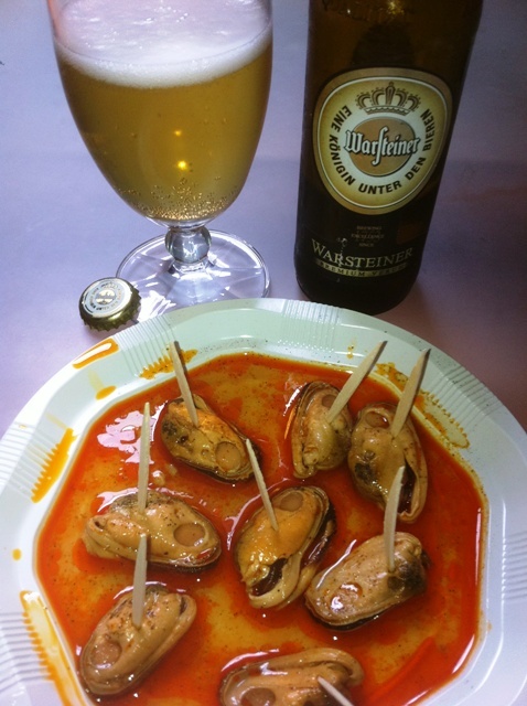 Unos mejilloncicos en escabeche de los buenos, perdón por el plato de plástico, pero hay que ser prácticos de vez en cuando...jejejeje