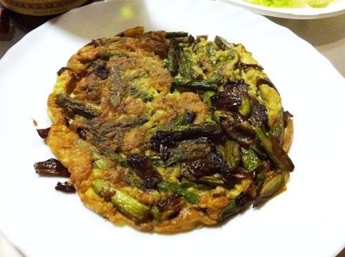 Tortilla de espárragos y ajetes tiernos.