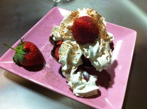 Con el postre nos saltemos un poco el régimen, tartaleta de chocolate con fresas, nata y canela.