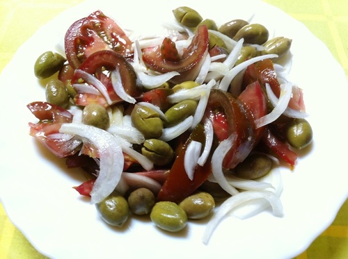 Y tambien hubo ensaladica para acompañar, y el vino muy rico, a ver si te animas, y las haces al horno, y ya verás que buenas....