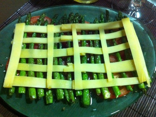 Una cama de buen tomate con aceite virgen extra, sal maldon y orégano, unos espárragos trigueros a la plancha bien echos, y seguidamente incorporamos el queso, en tiras, rallado o como mas nos apetezca, y a disfrutar...