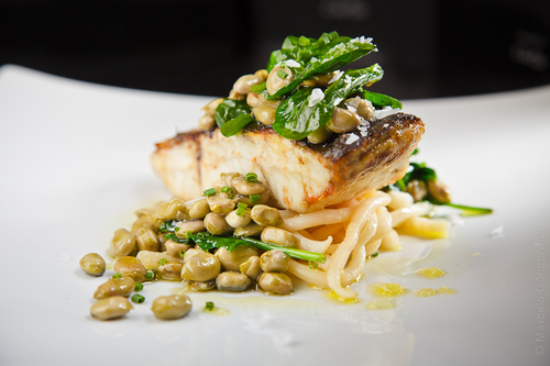Antique Restaurante Corvina con tallarines de calamar y habitas con espinacas