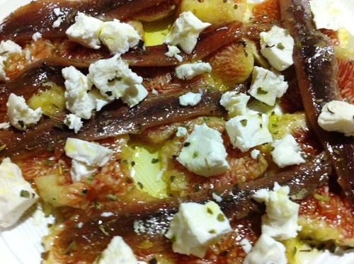 Brevas a rodajas, anchoas buenas, queso de cabra, aceite de oliva extra virgen y orégano. Pa chuparse los dedos....pruébalo Javi ¡¡¡