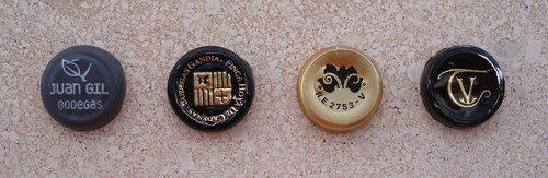 Juan Gil 12 meses 2007 (Jumilla), Hoya de Cadenas Chardonnay 2009 (Utiel-Requena), L'Antigón Semi Dulce (sin D. O.) y Vega Tolosa Selección Blanco (2010).