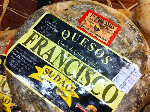 Este queso, primer premio de queso de cabra de Trujillo, muy sabroso.