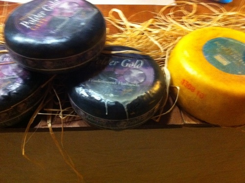 A otro stand no eché fotos, cachis, compre un queso curado 36 meses, de Menorca, que está extraordinario, con la corteza marrón oscuro y sin marca.