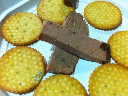 Comencé para acompañar a los quesos con unos trozos de paté ibérico a la pimienta, nos encanta.