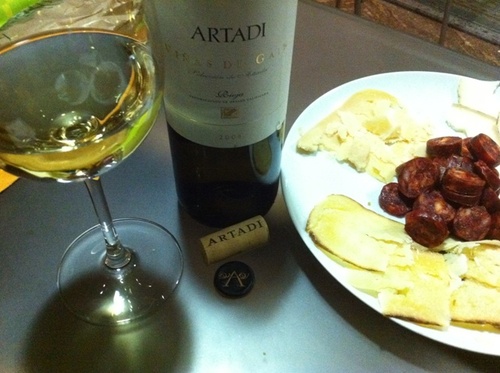 Con un blanco Viñas de Gaín 2008, con una acidez apabullante, con mucha vida por delante...