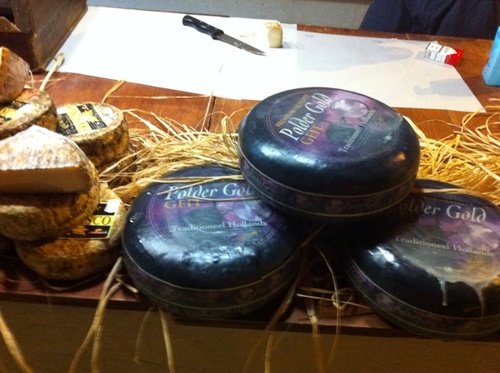 Me dijo la vendedora que es un queso que siempre gana el primer premio en la feria de quesos holandeses, no si si será verdad, pero desde luego que me lo creo.