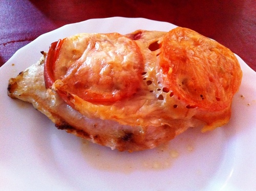 Y unas pechugas de pollo, al horno, con queso, jamón y tomate, de rechupete, todo de régimen.