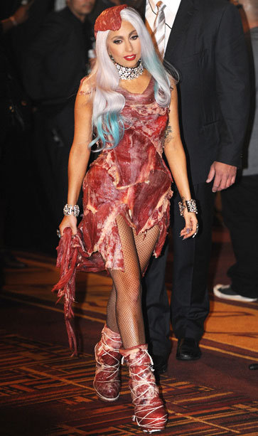 Si no, mira a Lady Gaga con su modelito a base de carne :-O