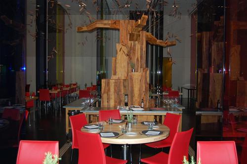 Restaurante Dos  Un olivo en el centro del comedor