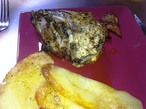 Con unas patatas asadas con ajo.