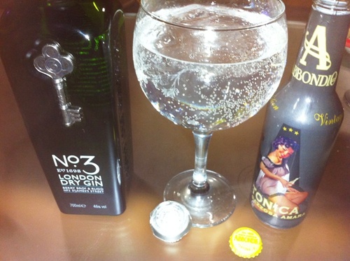 Cuando llegué a casa, hice la cata a mi última adquisición, una ginebra muy rica, compleja, aromática, y la tónica con un toque dulzón.