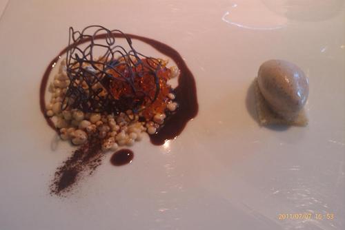 Restaurante en Girona Vainilla, regaliz, caramelo y aceituna negra.