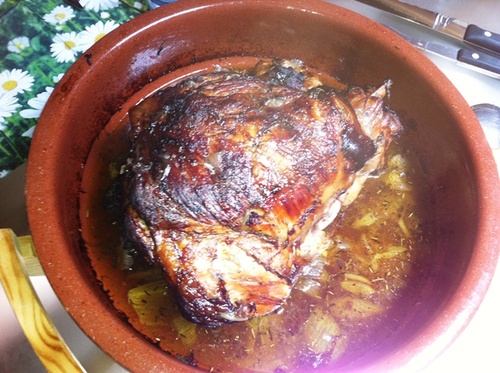 Hay que hacerlo bien por fuera para que quede jugoso y tierno por dentro, aparte antes de meterlo al horno, 2 horas de cocción en la olla.