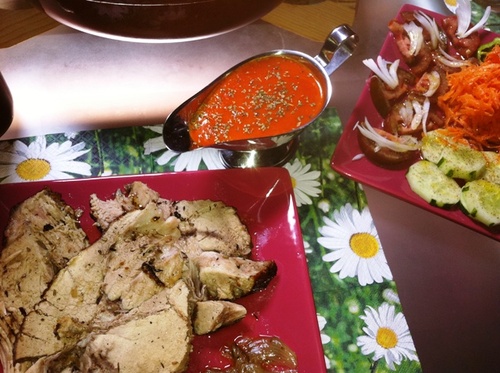Para acompañar la carne, una salsa de pimientos de piquillo con la salsa del asado.