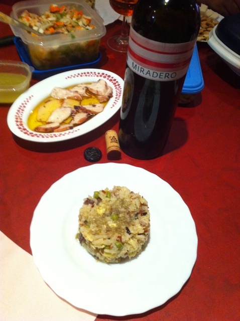 Un poquito de pulpo, salpicón de marisco y ensaladilla casera, ummm, que bien se pasa en la casa de la 