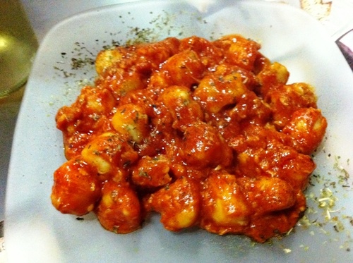 Ñoquis de patata con salsa de atún y tomate.