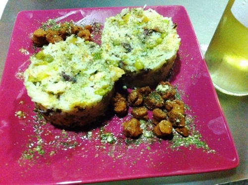 Arroz seis delicias con salsa de ajo. Buenísimo....
