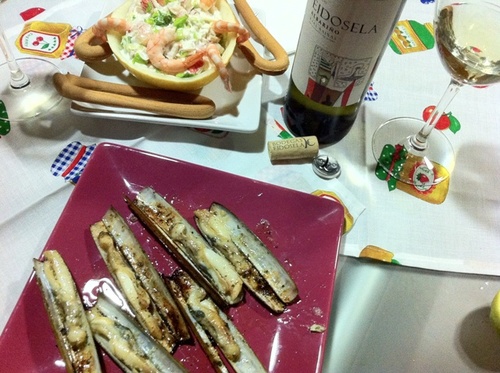 Navajas a la plancha con salsa de soja y lima.
