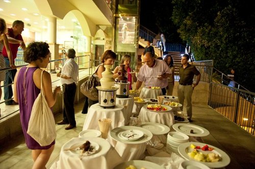 Además de estación de arroces en caldero, rissotos, estación de quesos nacionales e internacionales, estación de tomates de la tierra con selección de aceites, y de postre, postres de autor y fuentes de chocolate negro y blanco con fruta...