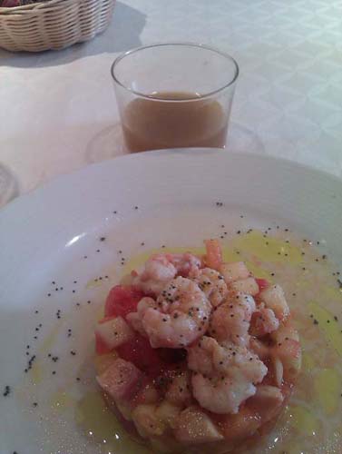 Tartar de tomate del huerto con anguila ahumada, manzana granny y cigala con chupito de sus cabezas.