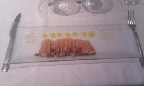 Tataki de salmón con encurtidos y gel de naranja.