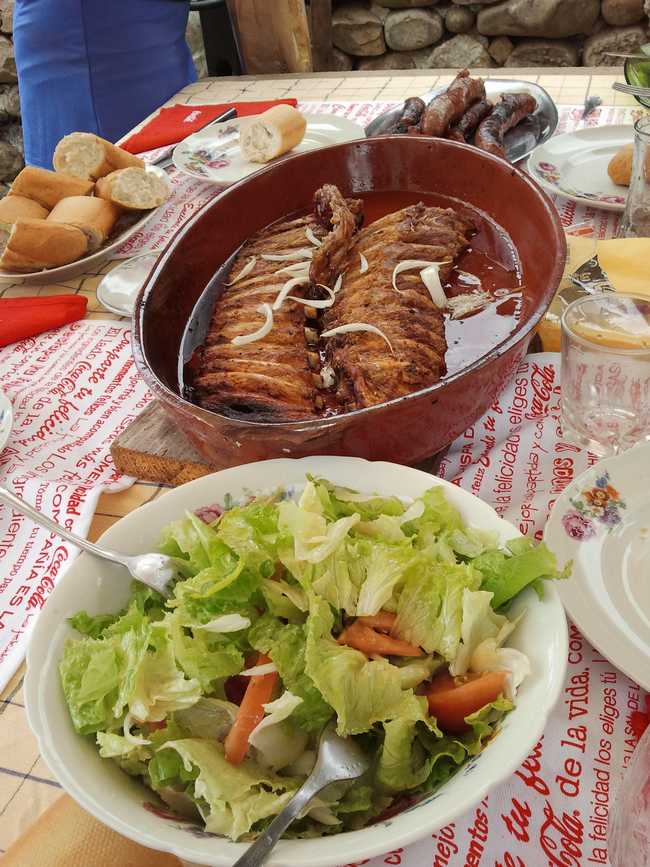 Y la comida de hoy, costillas, chorizos criollos y pollo.