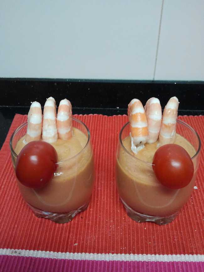Un poco de salmorejo, ahora que estamos en temporada de tomate.