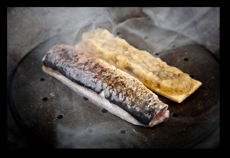 Aponiente Sardinas de poniente en brasas de huesos de aceitunas.