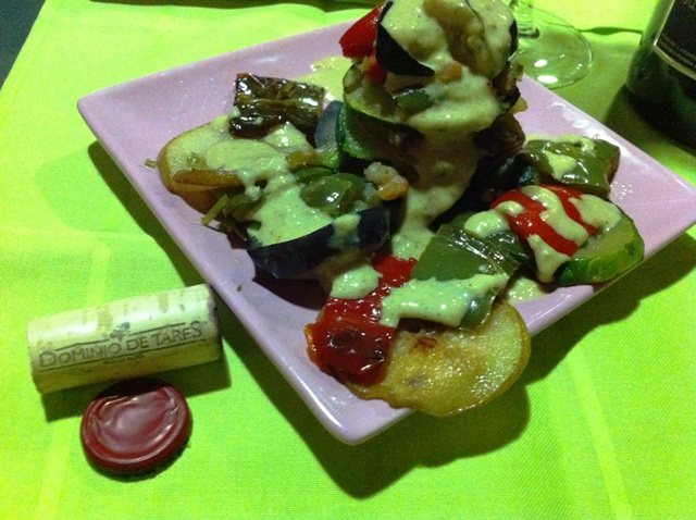Milhojas de verduras, con peras y salsa de marisco.