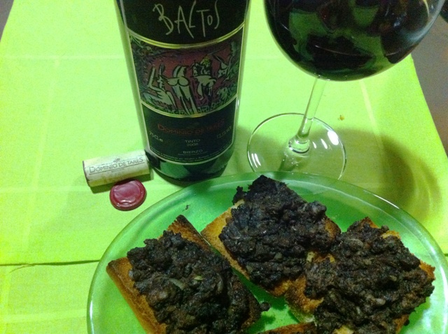 Tostas de morcilla murciana frita.