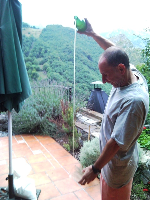 Regado con buena sidra natural, gentileza del dueño de la casa...Carlos, un señor muy majo.