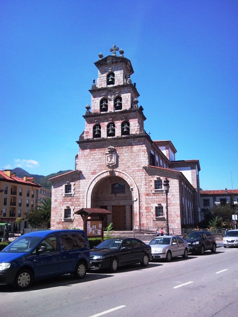 La preciosa iglesia de Cangas de Onís...