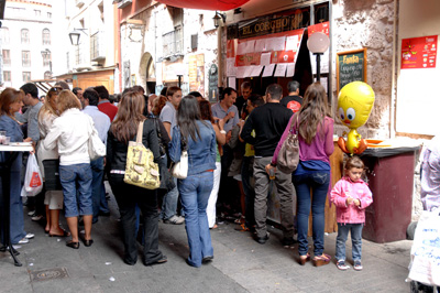 El Corcho en Valladolid Imagen usual de la entrada: hay más gente fuera que la que cabe dentro.