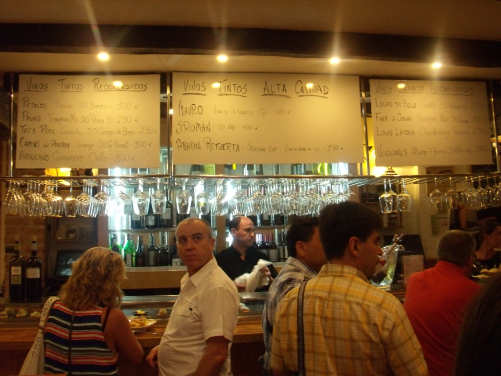 Villa Paramesa Lista de vinos a copas encima de la barra.