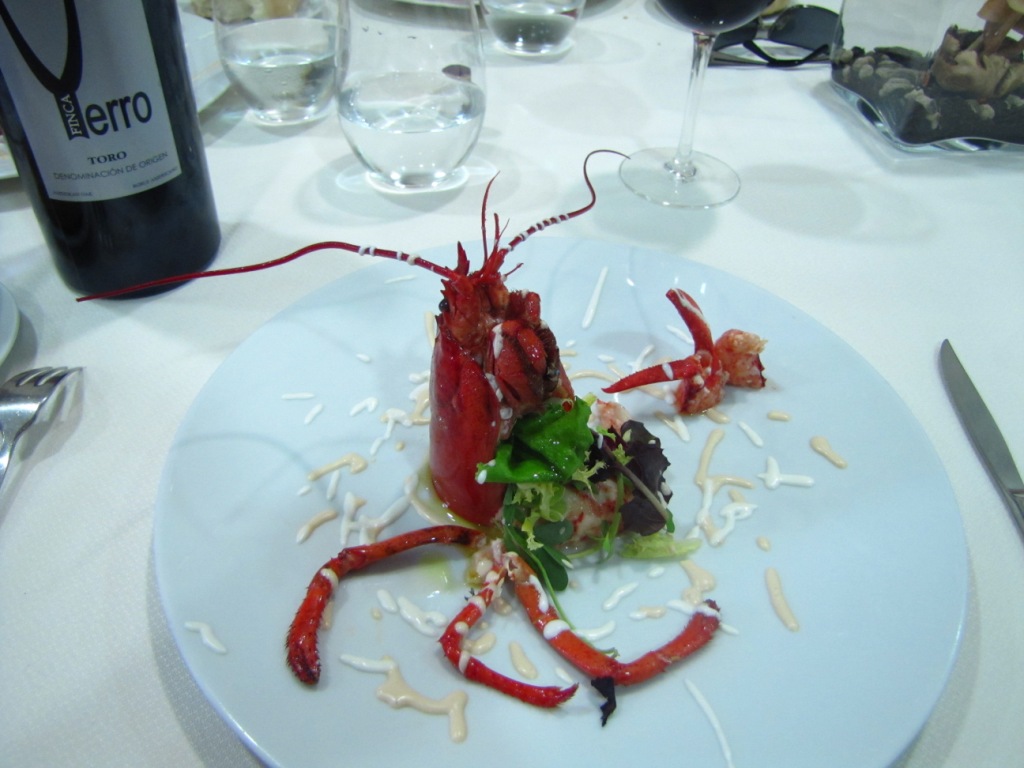 Los Caprichos de Meneses en Zamora Ensalada de bogavante. Me encantó el detalle de las pinzas, peladas enteras :-O