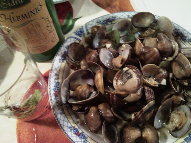 Lo primero es lo primero, un aperitivo con buena sidriña Asturiana...