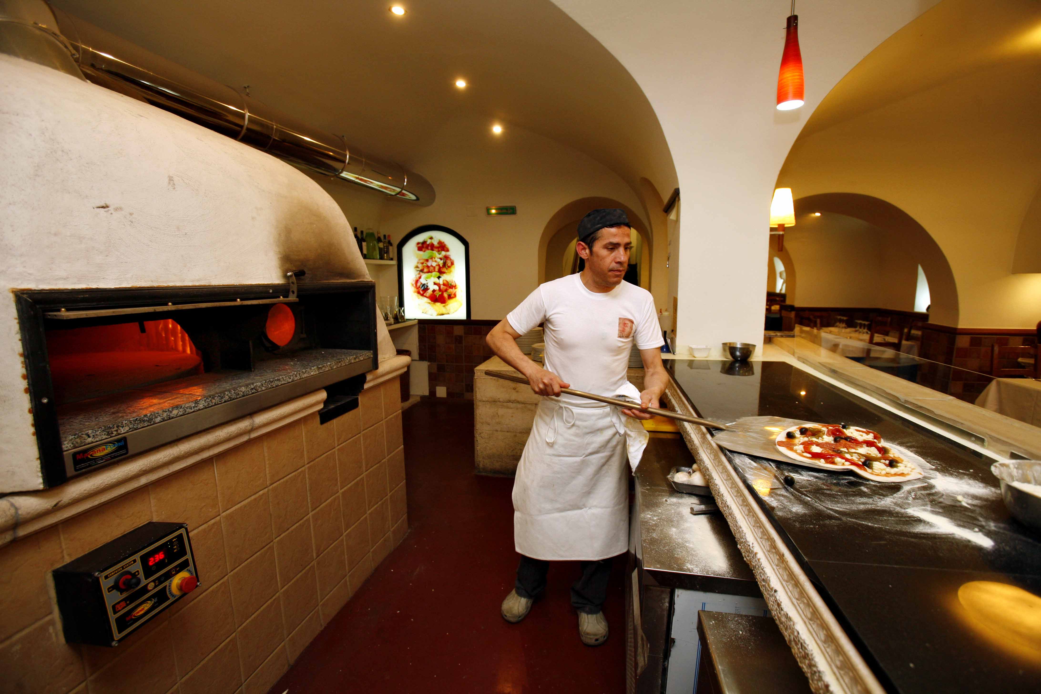 Pizzeria y Restaurante Da Vinci en vitoria gasteiz gran horno de leña del que salen las mejores pizzas