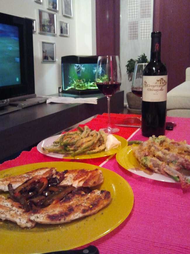 Acompañado de esparragos trigueros en tempura y unas pechugas marinadas en especias.
