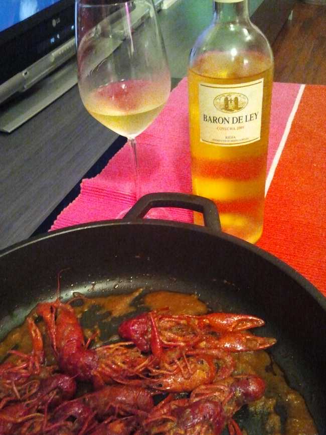 Baron de Ley Blanco 05 acompañando a unos cangrejos de rio.