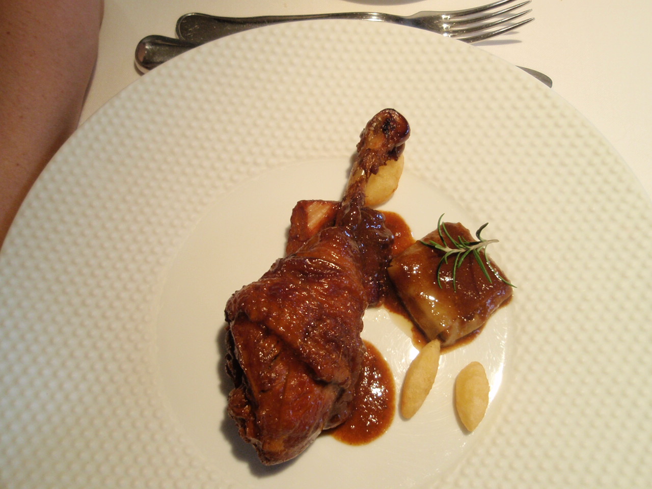 Restaurante en Arriondas pitu de caleya, guisado con raviolis de sus menudillos