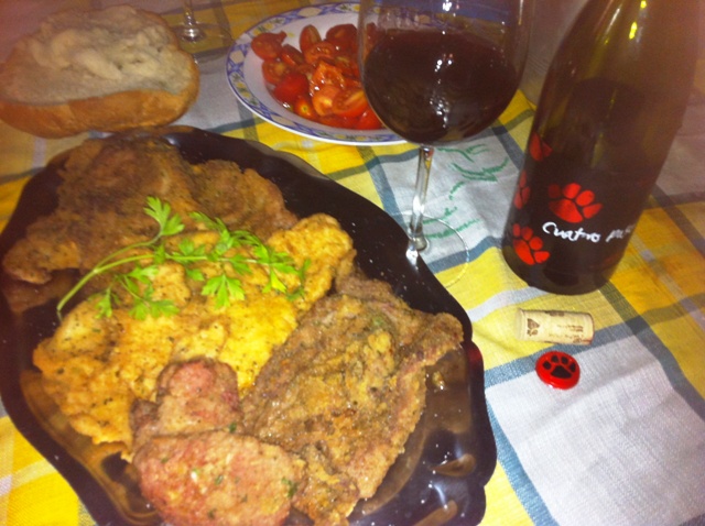 Filetes de cerdo, pollo y ternera, empanados con ajitos y perejil.