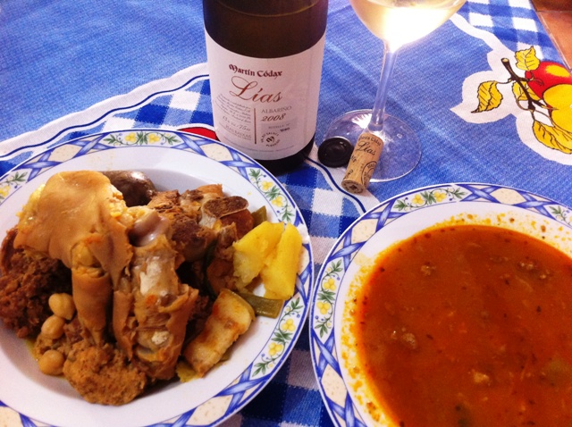 Cocido murciano, en pleno Agosto, pero que estaba divino, jejeje, con un Martín Codax sobre Lías.