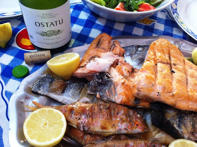 Parrillada de pescado, salmonetes, lubina, dorada y salmón...