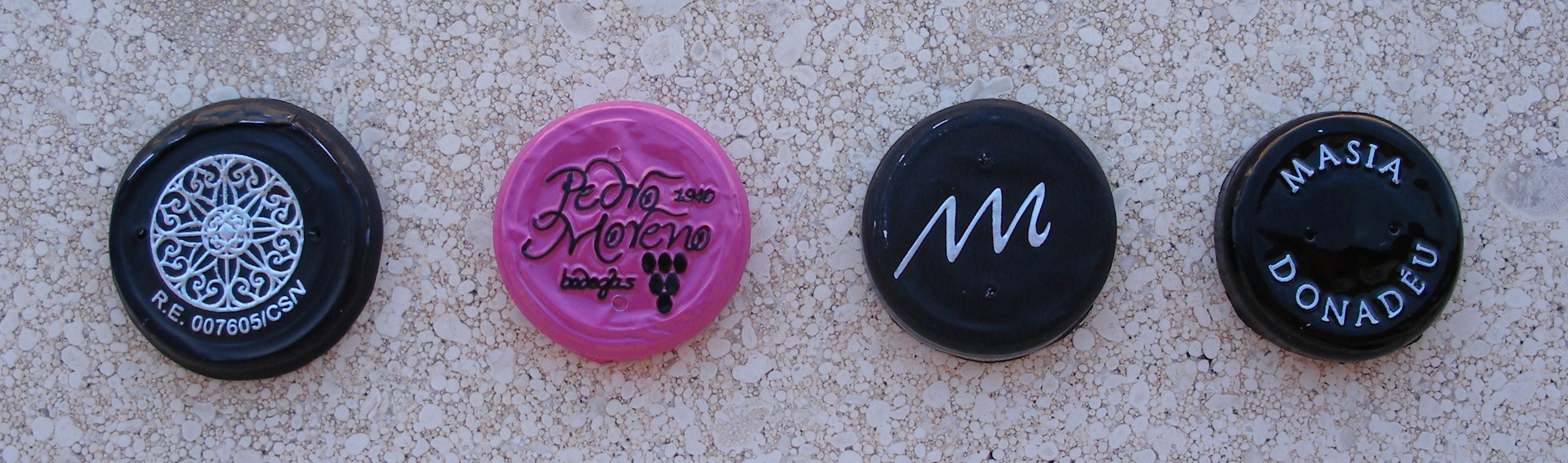 Masía de la Hoya Merlot 2008 (V. T. Castelló), Viña Turquesa Rosado 2009 (Utiel-Requena), Montal 2009 (V. T. Castilla) y Masia Donadéu Aguja Rosado (sin D. O.).